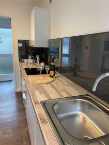 uma cozinha com um lavatório e um balcão com copos de vinho em No12 Pats Place - Sleeps 6 - Sea views over Carbis Bay em Carbis Bay