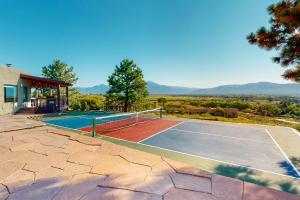 un campo da tennis in cima a una casa di Cottam Pines B a Taos