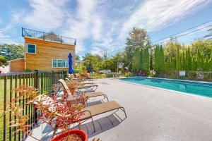 - une piscine avec des chaises à côté d'une maison dans l'établissement Shorelands Resort, à Kennebunk