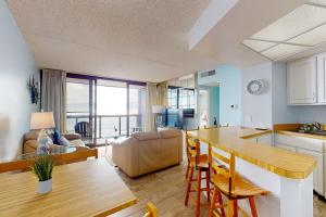 una cucina e un soggiorno con tavolo e sedie di Golden Sands VI a Ocean City