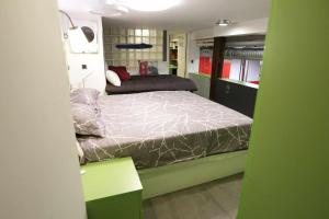 1 dormitorio con 1 cama en una habitación pequeña en Duplex en Chamberi Osoteca en Madrid