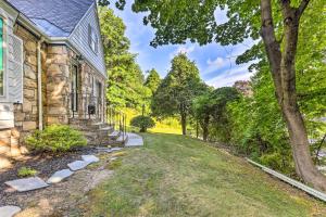 una casa de piedra con un árbol y un patio en Grand Worcester Getaway with Large Private Yard! en Worcester