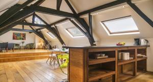 sala de estar con suelo de madera y vigas a la vista en Spacious duplex in Brussels Historical Center, en Bruselas