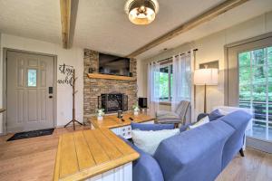 Μια τηλεόραση ή/και κέντρο ψυχαγωγίας στο Charming Maggie Valley Getaway with Fire Pit!