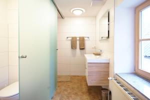 
a bathroom with a sink and a toilet at Gasthof Hotel Schiffsmeisterhaus in Ardagger Markt
