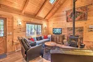 een woonkamer met een bank en een open haard bij Relax and Play in the Pines Cabin with Deck! in Pinetop-Lakeside