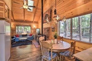 een keuken en een woonkamer met een tafel in een huisje bij Relax and Play in the Pines Cabin with Deck! in Pinetop-Lakeside