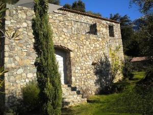 Zdjęcie z galerii obiektu LUXURY 270M² HOUSE OF CHARACTER IN OLD STONES WITH HEATED POOL, NEAR CALVI w mieście Calenzana