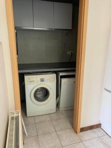 a washer and dryer in a small room at Superbe appartement lumineux et spacieux in Antwerp
