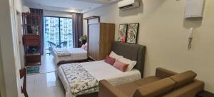 sala de estar con cama y sofá en Timurbay Residence with Seaview 6pax 2Bedrooms Level 9 Kuantan, en Kampung Sungai Karang