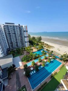 an aerial view of a resort with a swimming pool and the beach at Timurbay Residence with Seaview 6pax 2Bedrooms Level 9 Kuantan in Kampung Sungai Karang