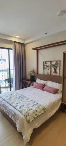 1 dormitorio con 1 cama grande con almohadas rosas en Timurbay Residence with Seaview 6pax 2Bedrooms Level 9 Kuantan, en Kampung Sungai Karang