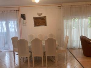 Posezení v ubytování Quite beautiful apartment in the Split Neda with 4bedrooms