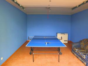 Stolní tenis v ubytování Villa do Alqueidão nebo okolí