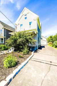 uma casa branca e azul com uma entrada em The Ashland Manor em Niagara Falls