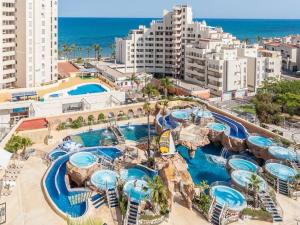 z góry widok na ośrodek z parkiem wodnym w obiekcie Apartamento de 2 dormitorios en Magic World, Marina D'or w mieście Oropesa del Mar +18 zdjęć