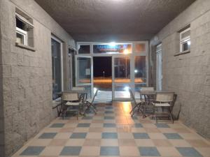 Una habitación con sillas y una mesa y una ventana. en Aquamarinas Departamentos, en Playas Doradas 7 fotos más