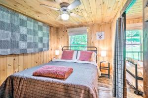 1 dormitorio con 1 cama y ventilador de techo en The Creek Winfield Gem 73 Acres of Privacy, 