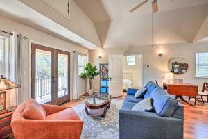 sala de estar con sofá azul y 2 sillas en Colfax Getaway with Hot Tub, Mountain Views!, en Colfax
