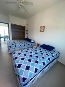 Departamentos frente al mar en Resort Playa Azul-Tonsupa客房内的一张或多张床位