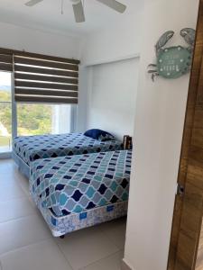 Departamentos frente al mar en Resort Playa Azul-Tonsupa客房内的一张或多张床位