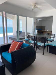 sala de estar con sofá y mesa con sillas en Departamentos frente al mar en Resort Playa Azul-Tonsupa, en Tonsupa
