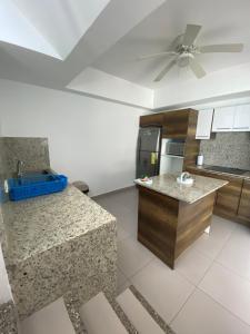 Departamentos frente al mar en Resort Playa Azul-Tonsupa的厨房或小厨房