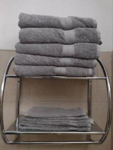 a stack of towels on a rack in a bathroom at M1010(7) Agradable departamento céntrico en Oaxaca in Oaxaca City