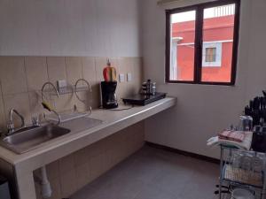 a kitchen counter with a sink and a window at M1010(7) Agradable departamento céntrico en Oaxaca in Oaxaca City +24 photos