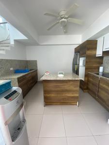 Departamentos frente al mar en Resort Playa Azul-Tonsupa的厨房或小厨房