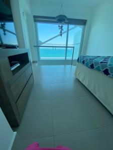 Departamentos frente al mar en Resort Playa Azul-Tonsupa的电视和/或娱乐中心