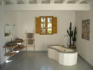Zdjęcie z galerii obiektu LUXURY 270M² HOUSE OF CHARACTER IN OLD STONES WITH HEATED POOL, NEAR CALVI w mieście Calenzana