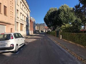 une voiture blanche garée sur le côté d'une rue dans l'établissement #LIndustrioChampetre Free Parking, Bien Situé, Spacieux, Proche Clinique, à Rouen