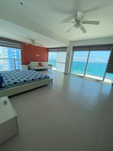 Departamentos frente al mar en Resort Playa Azul-Tonsupa客房内的一张或多张床位
