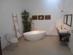 Zdjęcie z galerii obiektu LUXURY 270M² HOUSE OF CHARACTER IN OLD STONES WITH HEATED POOL, NEAR CALVI w mieście Calenzana
