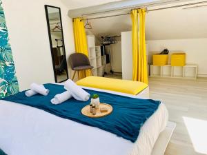 ein Schlafzimmer mit einem Bett und einem Tisch darauf in der Unterkunft Appartement douillet 1 chambre - centre ville in Argenteuil