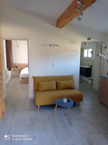 uma sala de estar com um sofá e uma mesa em Agréable appartement au calme em Villeneuve