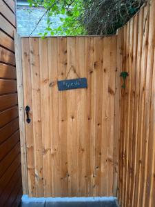 una valla de madera con una señal en ella en Luxury stay Kings Annexe 5 minutes from Longleat en Warminster