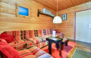 una sala de estar con un sofá y una mesa en House of Nature with Swimming pool, Sauna and Jacuzzi MIN 2 nights, en Varaždin Breg