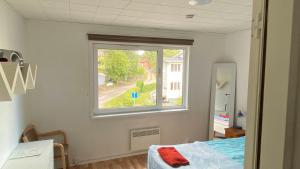 a hospital room with a bed and a window at Mäntyharju keskus, yksityishuoneita, keittiöllä in Mäntyharju