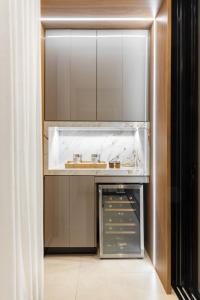 a kitchen with an open refrigerator with its door open at Refúgio Charmoso e Romântico no Vertigo Premium Studios in Campo Grande