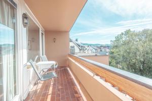 einen Balkon mit einem Stuhl und einem Fenster in der Unterkunft Hotel Restaurant zur Sonne St. Peter in Sankt Peter