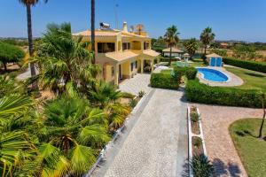 een luchtzicht op een huis met een zwembad bij Villa Barreto by Villa Plus in Pêra