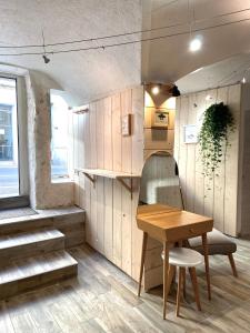 Cette petite chambre comprend une table et une chaise. dans l'établissement Espace Le Cheval Blanc, à Castelnau-le-Lez