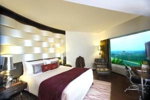 Fortune Select SG Highway, Ahmedabad - Member ITC Hotels' Group的电视和/或娱乐中心