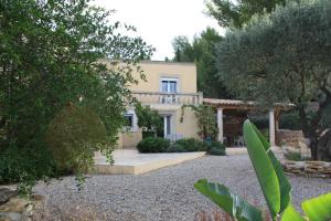 una casa grande con porche y entrada en Castel'lodge, en Le Beausset