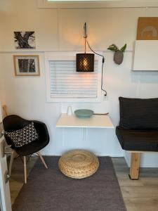 un piccolo soggiorno con tavolo e sedia di Tiny House Big View a Chilliwack