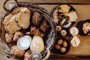 a basket of bread and eggs on a wooden table at Het Hilkensberg Park in Broekhuizen