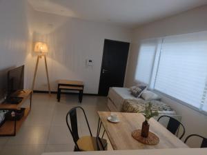 ein Wohnzimmer mit einem Bett und einem Tisch mit Stühlen in der Unterkunft RenovAR in Mendoza