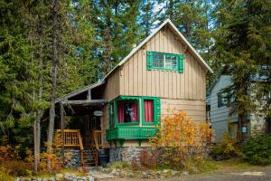 a house with a green window and a green door at The Wilcox Cabin in Government Camp